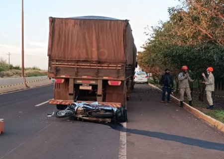 Motociclista que morreu após bater em carreta parada na pista tinha 31 anos
