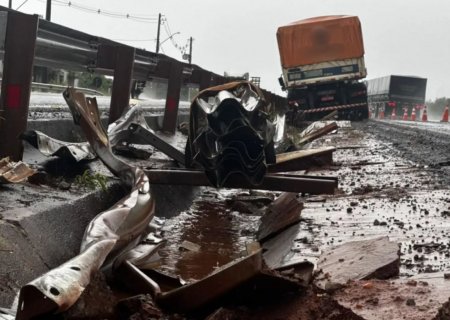 Motorista bate em guard-rail e abandona carreta na rodovia BR-163