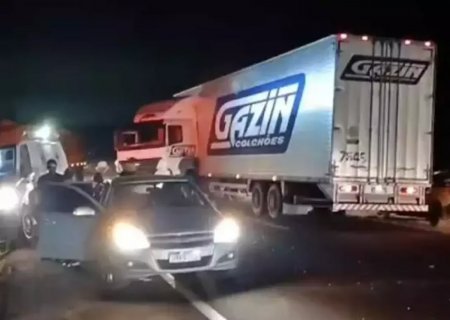 Colisão entre ambulância, carreta e carro deixa 12 feridos na BR-163