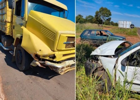 Colisão entre caminhão boiadeiro e picape deixa motorista ferido na MS-134