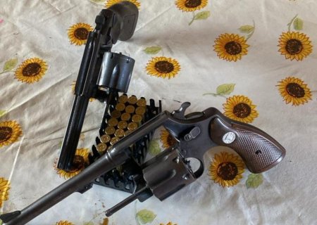 Operação contra facção criminosa apreende armas, munições e veículo
