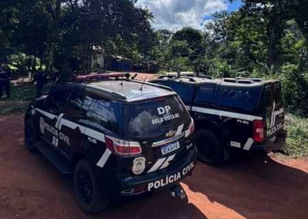 Polícia cumpre mandado de busca e apreensão e apreende arma