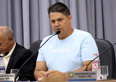 Marcio Alves solicita construção de vestiário com banheiro no campo de futebol do bairro Vitória