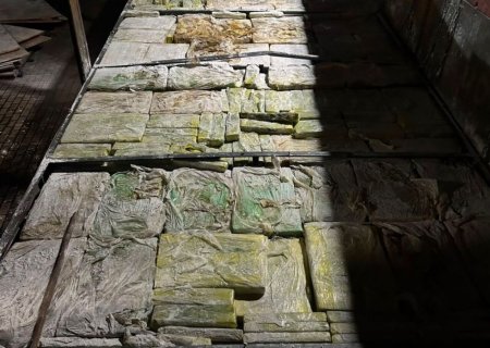 Fundo falso em carreta escondia mais de 4 toneladas de maconha