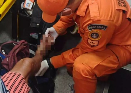 Idosa é picada por sucuri enquanto capinava às margens de rio