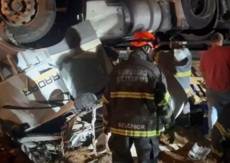 Motorista morre e três ficam feridos após carreta carregada com cerveja capotar