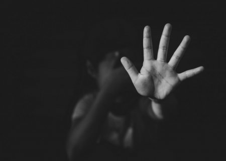 Homem é suspeito de abusar de criança de 5 anos em bar