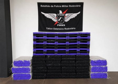 Dois motoristas tentam fugir, mas acabam presos com 549 kg de drogas