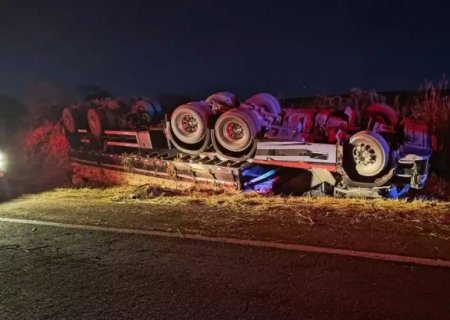 Motorista morre ao caminhão tombar na BR-267, em Bataguassu