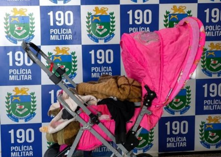 Mulher embriagada é flagrada empurrando bebê em carrinho na rua e acaba presa