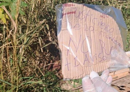 Mulher é encontrada degolada na fronteira com bilhete dos 'Justiceiros'