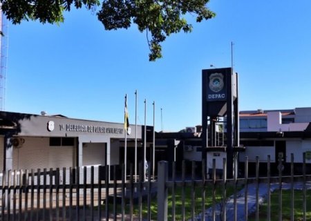 Homem invade escritório de advocacia, furta cafeteira e acaba preso após se esconder em córrego