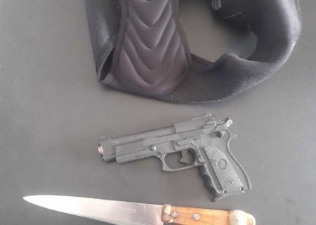 Polícia prende dupla e apreende simulacro de arma, faca e motocicleta