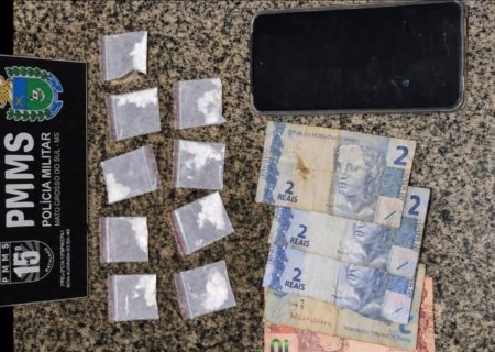 Jovem é preso e adolescentes são apreendidos por tráfico de drogas