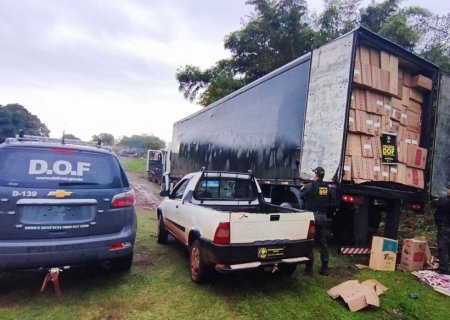 Em meio ao pasto, polícia apreende veículos com 70 mil pacotes de cigarros contrabandeados