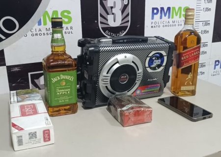 Homem é acusado de 'estourar' telhado de loja para furtar whisky, perfume, caixa de som e cigarro em MS