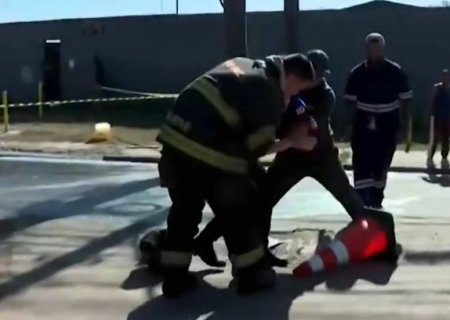 VÍDEO: Repórter da Record cai em bueiro durante reportagem ao vivo