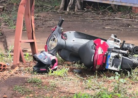FÁTIMA DO SUL: Técnica de enfermagem fica ferida após queda de motocicleta e colidir contra outdoor na BR-376