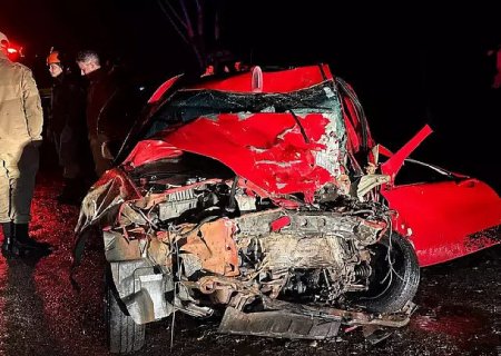 Batida entre carro e carreta de celulose mata 3 homens na BR-158