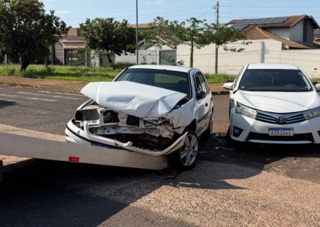 NOVA ANDRADINA: Colisão entre Gol e Corolla deixa danos materiais