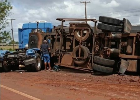 Carreta carregada de farelo de soja tomba na BR-276, em Dourados