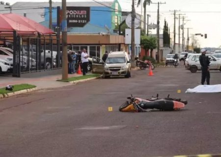 Motociclista morre após bater contra canteiro e ser lançado contra árvore em MS