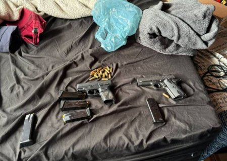 Armas, munições e cigarros contrabandeados são apreendidos em conveniências
