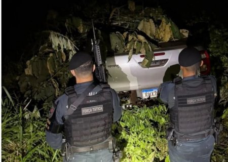 Dupla é presa ao tentar furtar Hilux e outra caminhonete é encontrada escondida em mata