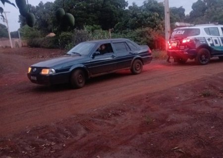 Homem é levado à delegacia após recuperação de carro obtido em negociação fraudulenta em Rio Brilhante