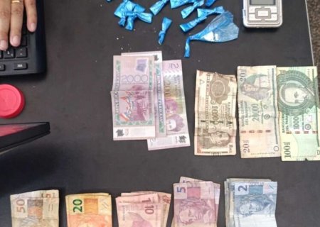 Polícia apreende porções de cocaína, dinheiro e balança de precisão