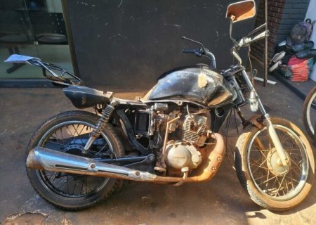 Acidente com moto furtada termina com jovem preso e arma apreendida