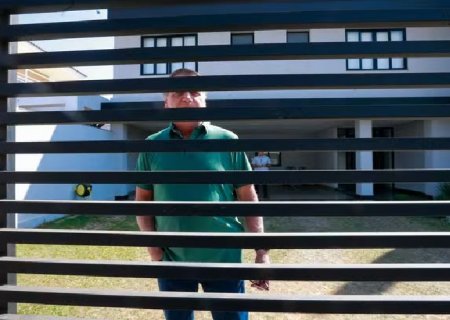 Bolsonaro pede liberação de visitas de Flávio na prisão domiciliar