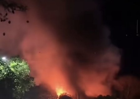 Chamas se alastram rapidamente e destroem oficina mecânica em Naviraí