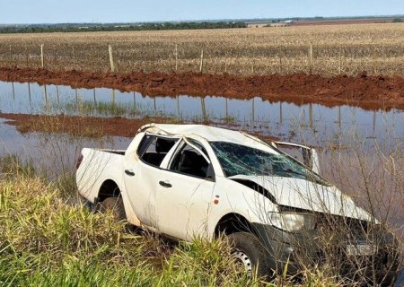 Caminhonete capota às margens da MS-060 após pneu furar em rodovia
