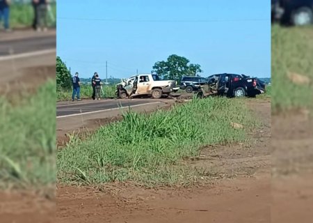 Acidente entre picape e caminhonete deixa dois mortos na BR-262