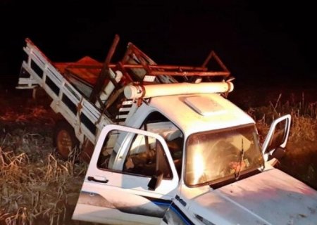 Idoso morre após caminhonete cair em valeta em fazenda em distrito de Dourados