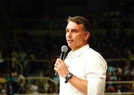 Flávio Bolsonaro está no avião rumo aos EUA com a família