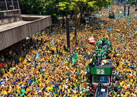 Flávio Bolsonaro reuniu apoiadores em ato na Avenida Paulista no domingo