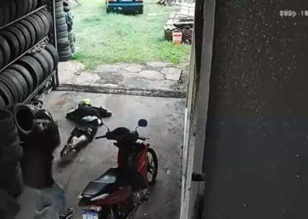 Dupla executa rapaz com mais de 20 tiros e sai empurrando moto