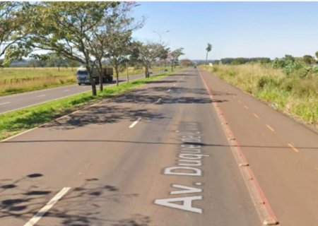 Filho morre após caminhão conduzido pelo pai bater em árvore e despencar em MS